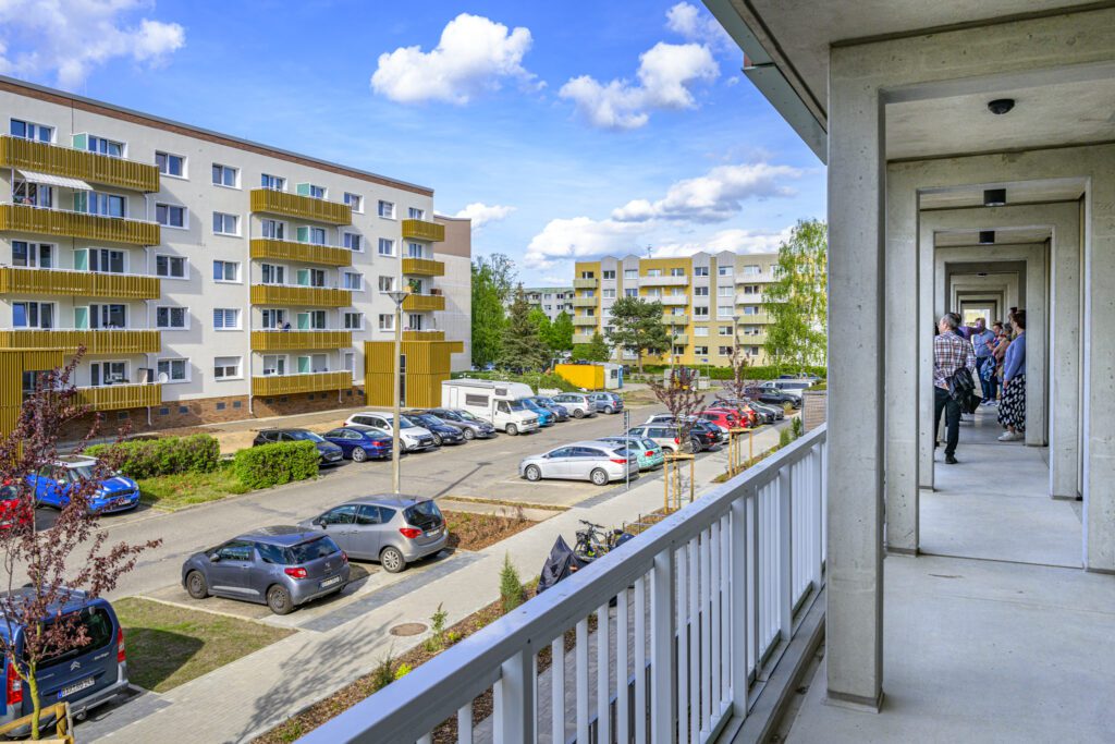 Sieht nicht mehr aus wie die typische Platte: Blick vom Laubengang in der Oderbruchstraße zu den Eingangspavillons in der Barnimer Straße.