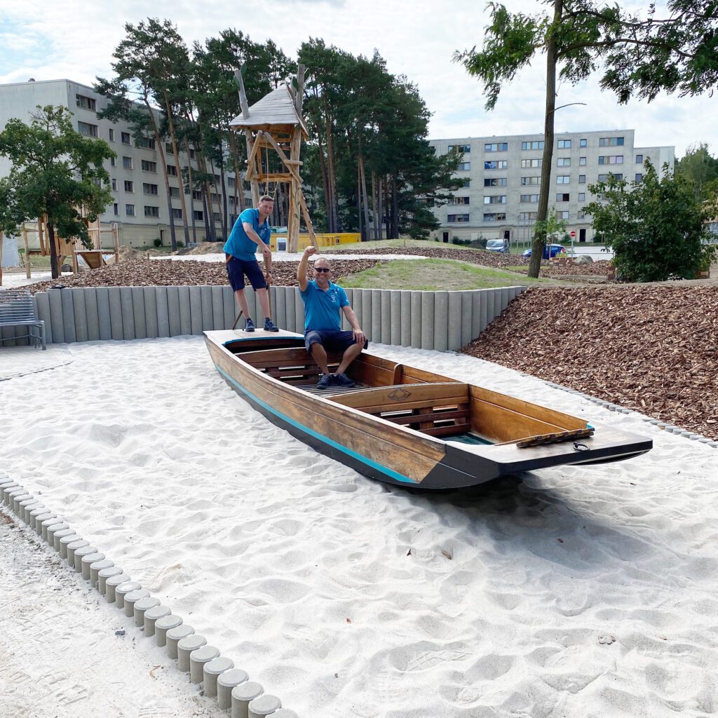 Auf dem neu angelegten Spielplatz im Spreewaldpark ist eine Fahrt mit einem echten Spreewaldkahn Teil des Abenteuers.Foto: die 1893 